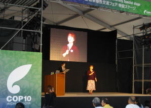COP10・交流フェア会場でトーク＆展示会開催